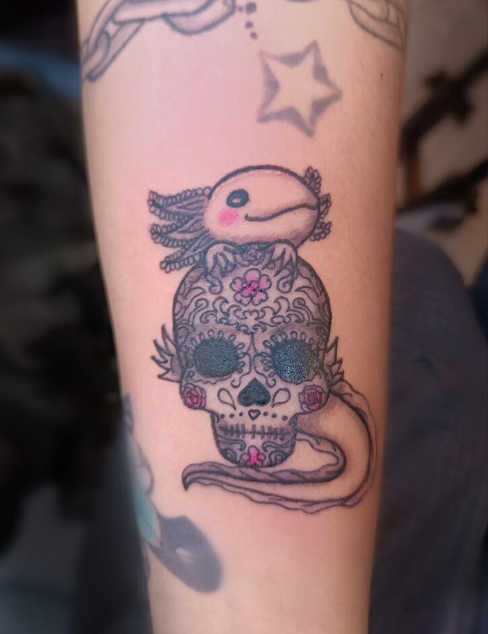 Tatuaje mexicano de ajolote con calavera