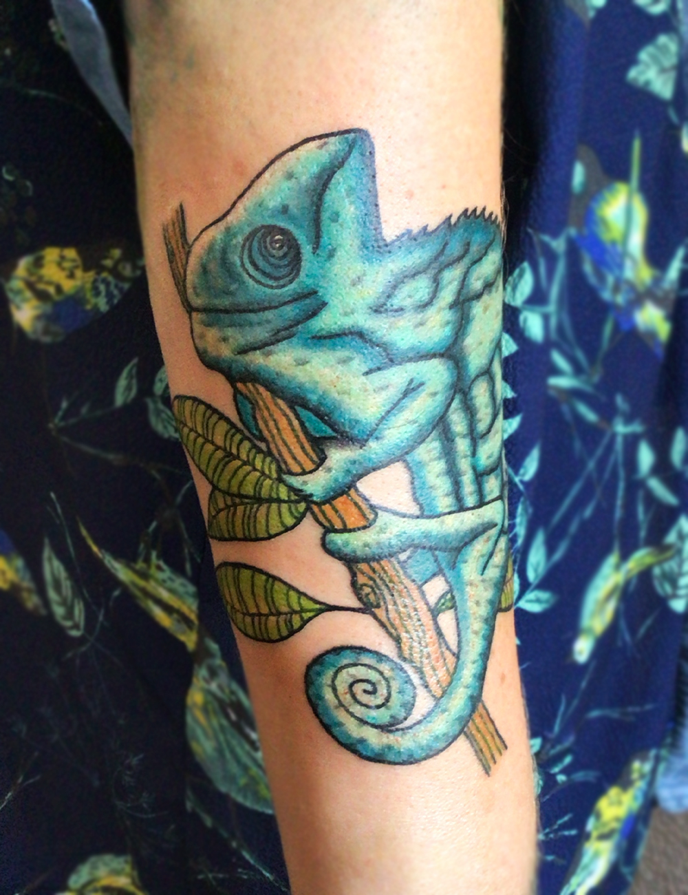 Tatuaje camaleón a color neotradicional