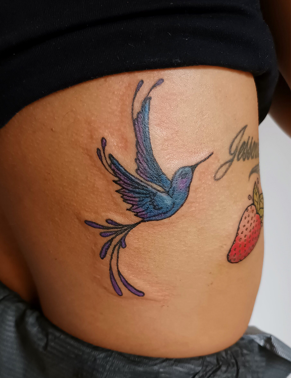 Tatuaje a color colobrí