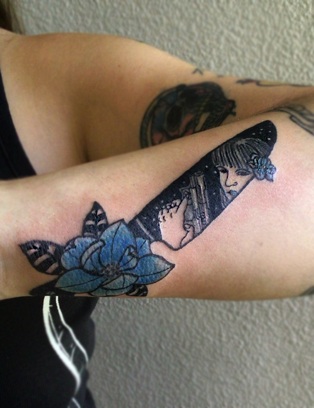 Tatuaje cuchillo a color neotradicional