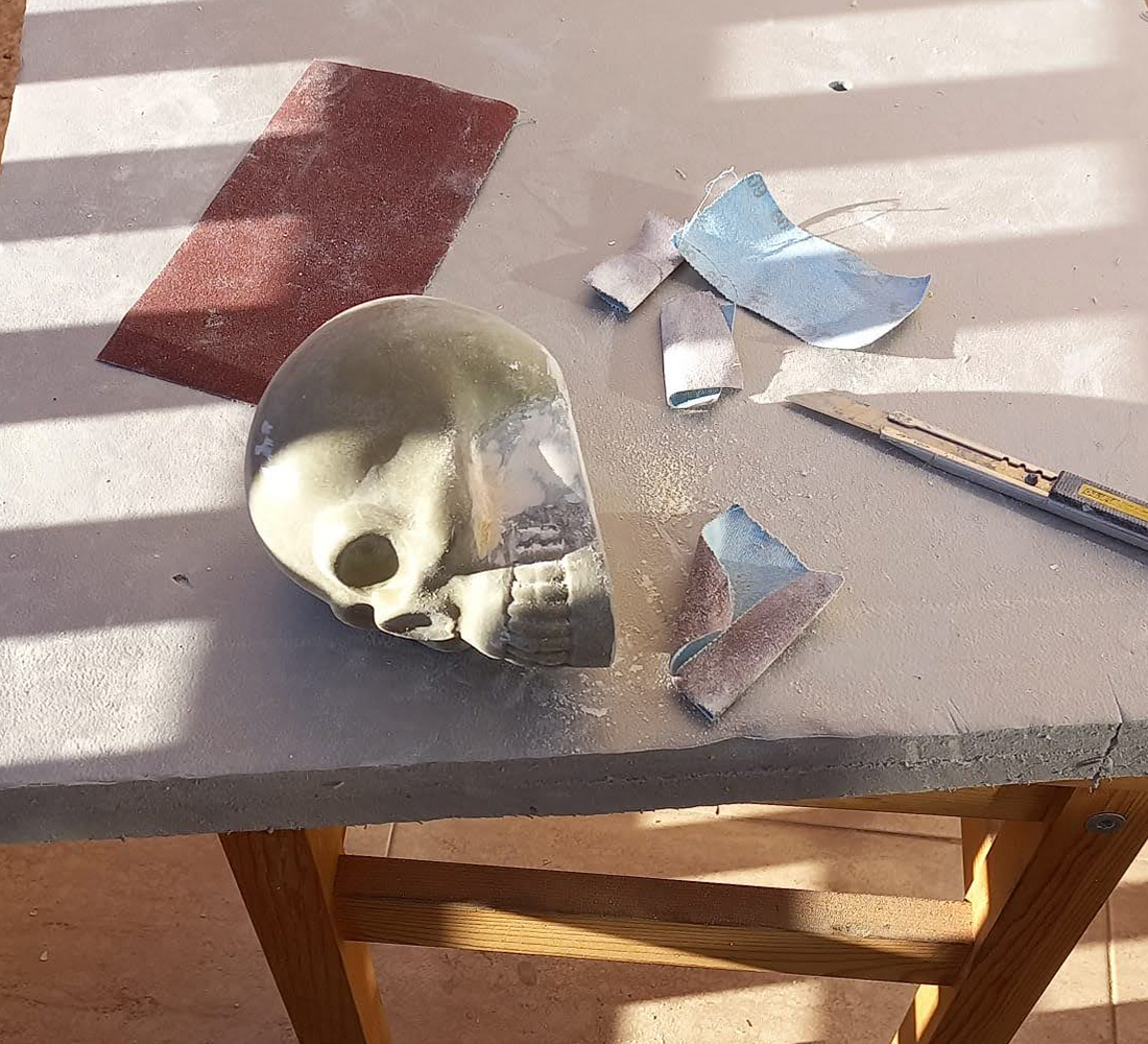 detallando calavera artesanal de resina