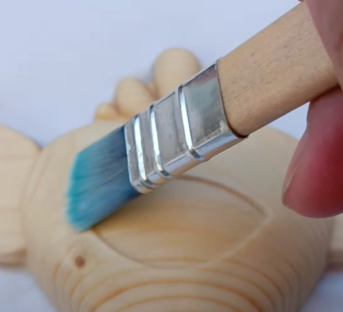 barnizando milagrito mexicano artesanal de madera decorado a mano