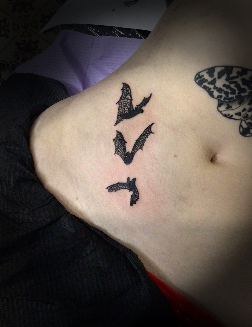 Tatuaje lineal murciélagos