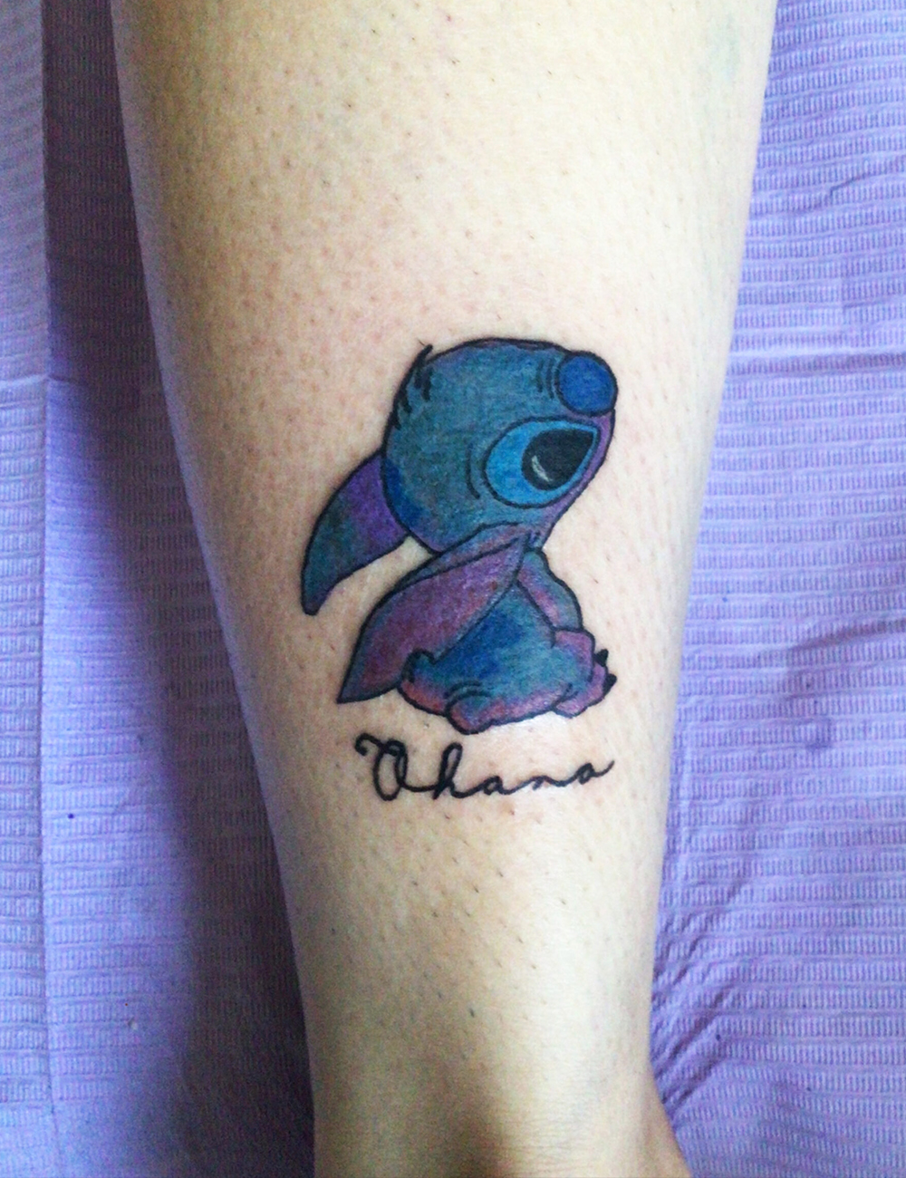Tatuaje a color caricatura stitch