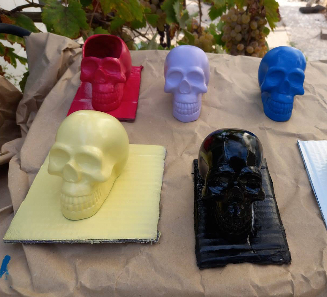 pintando calaveras artesanales de resina