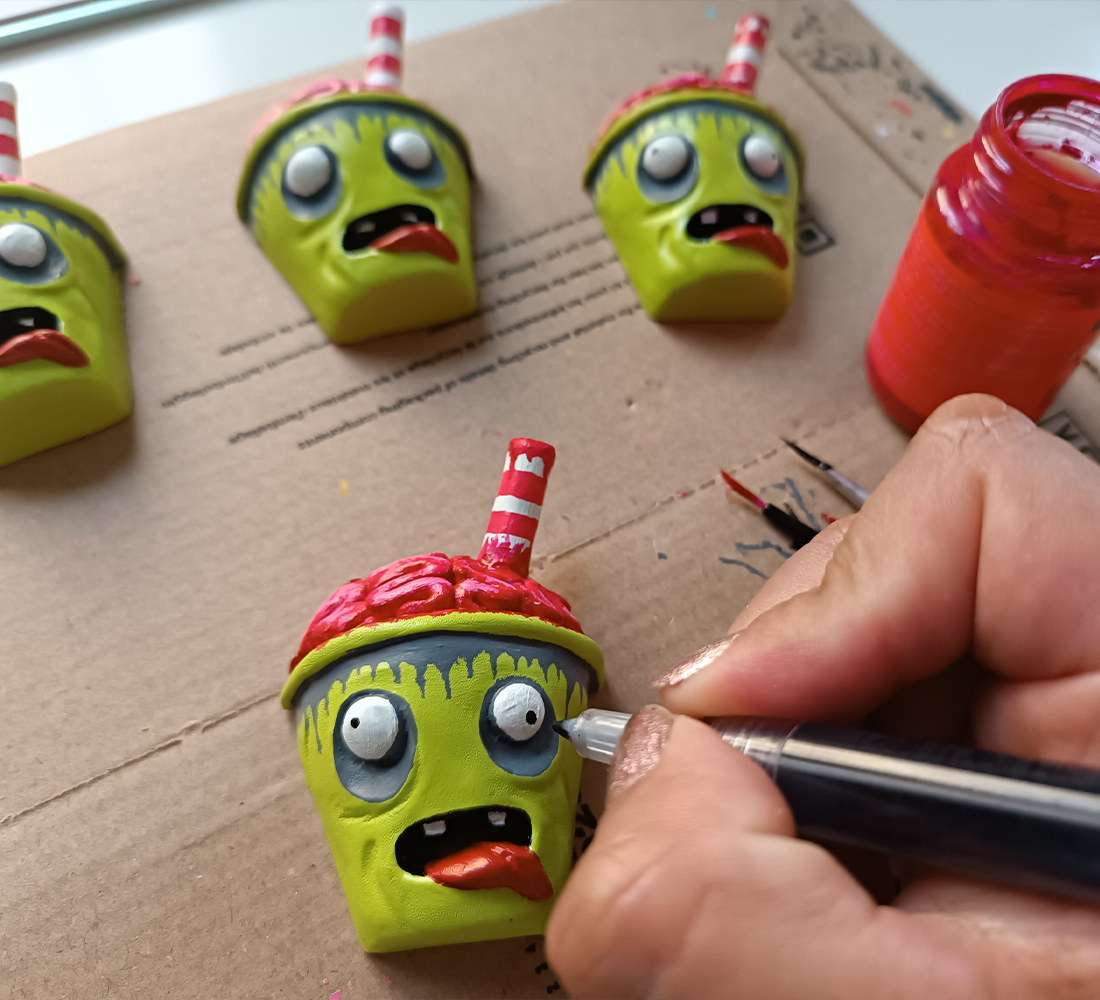 decorando imanes de resina con pintura acrílica